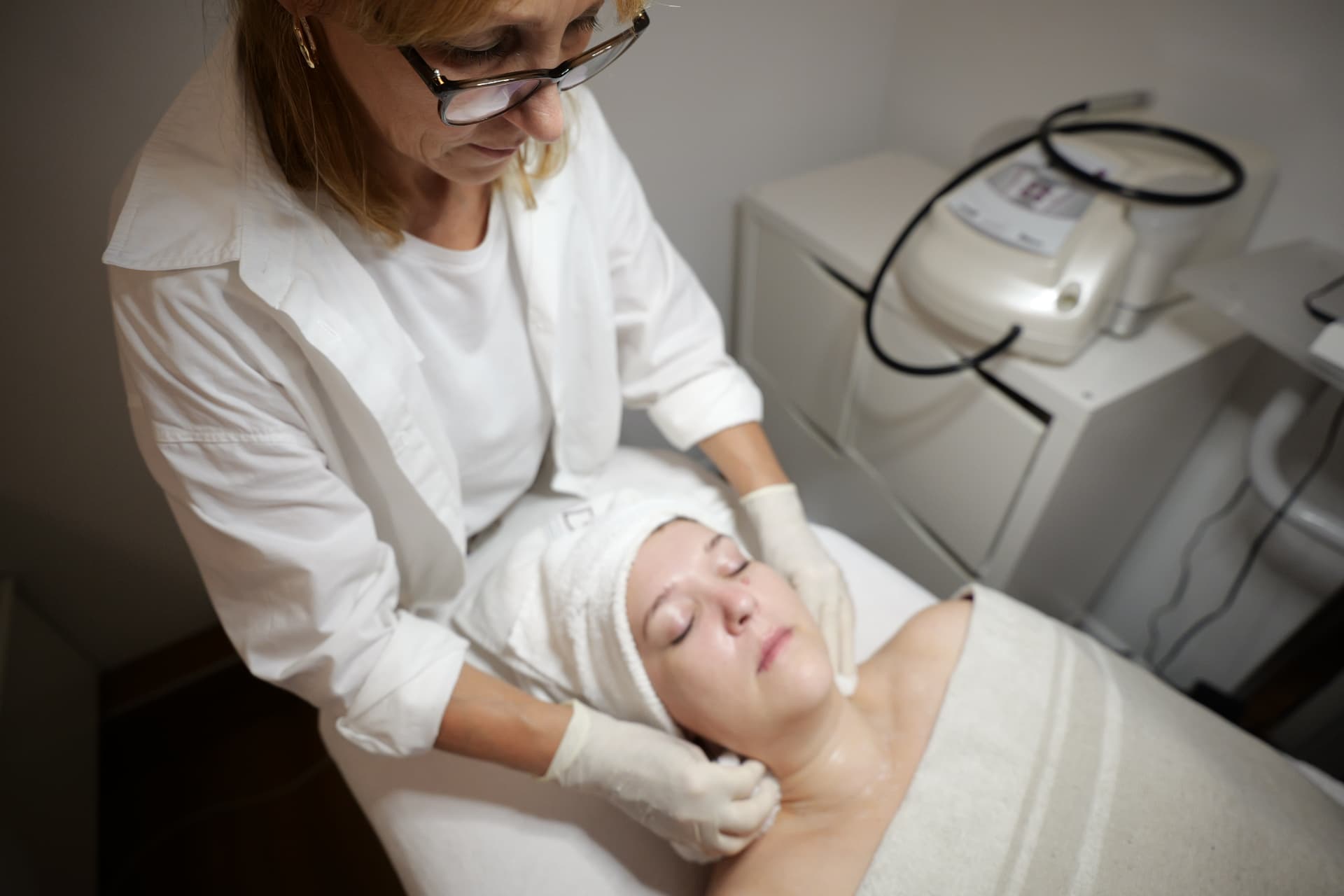 Nadja Lorenz bei einer Anti-Aging Gesichtsbehandlung in Fellbach