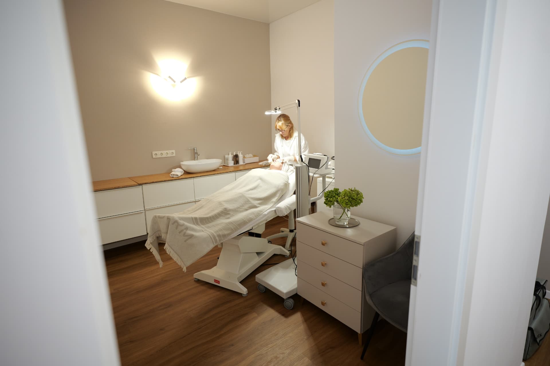 Behandlungsraum bei Beautylife Fellbach mit Behandlungsliege und apparativer Technik