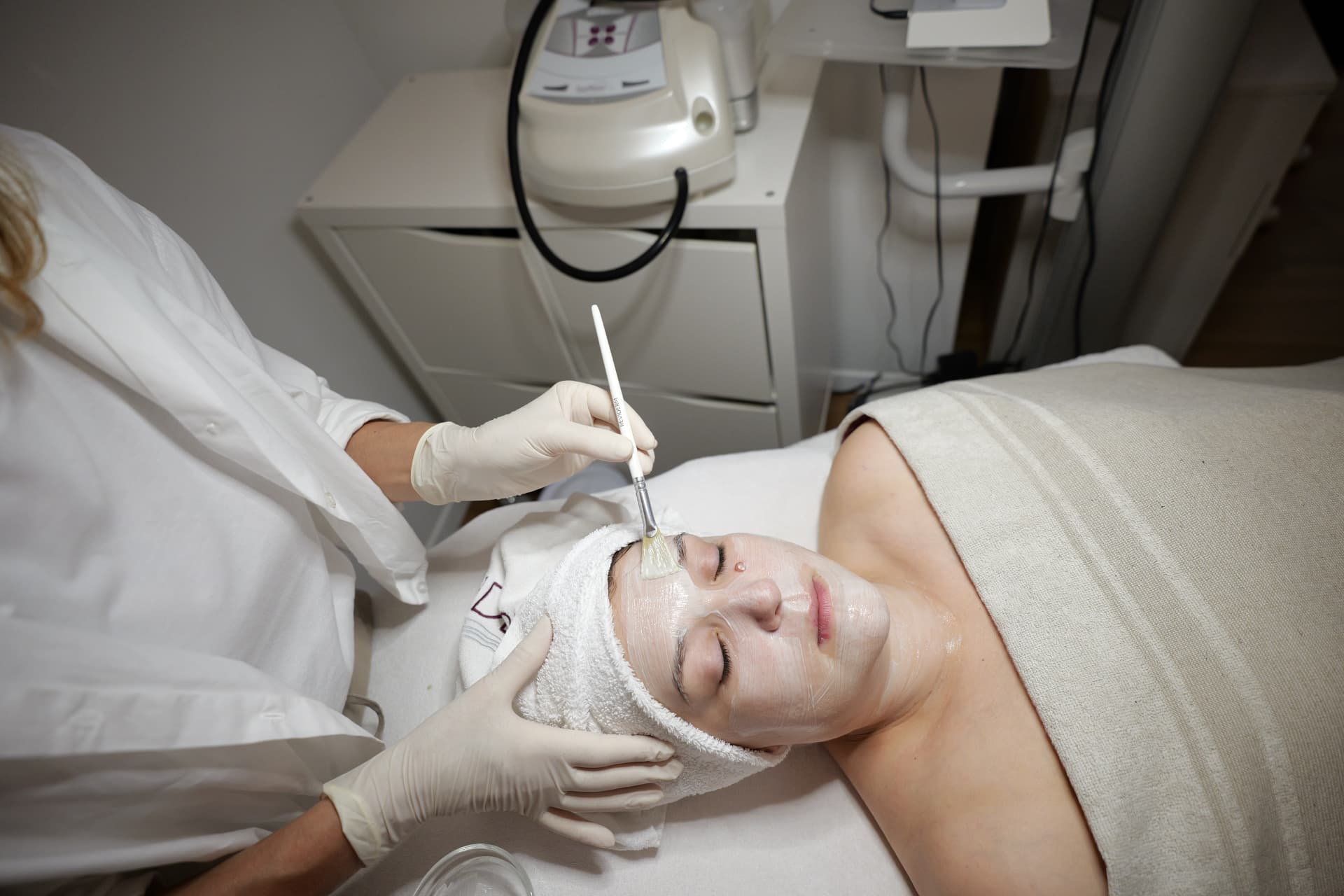 Auftragen eines kosmetischen Peelings mit dem Pinsel bei Beautylife Fellbach